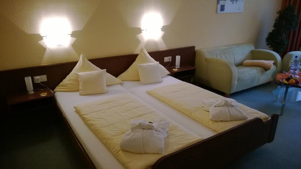 Landhotel Vierjahreszeiten Бад-Кёнигсхофен-им-Грабфельд Номер фото